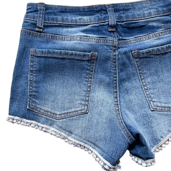 Altar’d State Women’s Blue Denim Shorts Size 27 Raw Hem Crochet Detail Stretchy - Picture 5 of 8